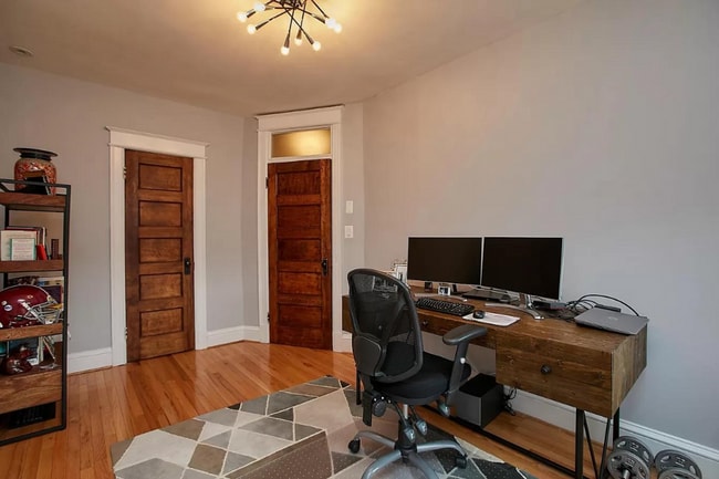 Building Photo - 3 level townhouse w 2br 2.5ba, parking spo...