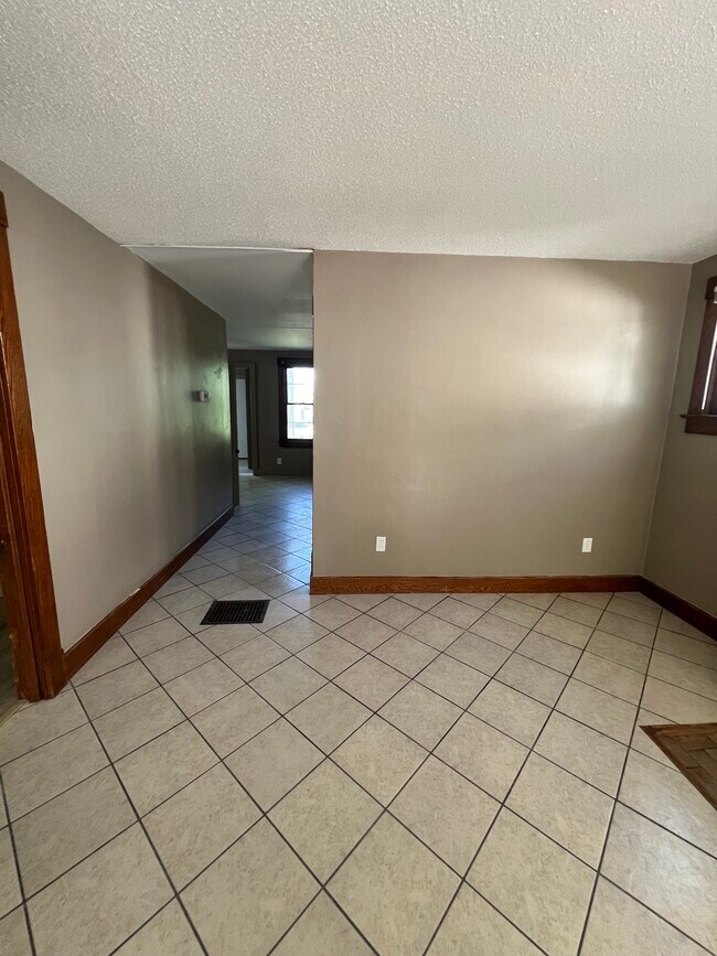 Building Photo - 20 E 15th Ave