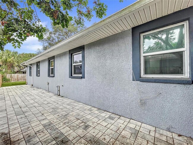 Building Photo - 6809 S Himes Ave
