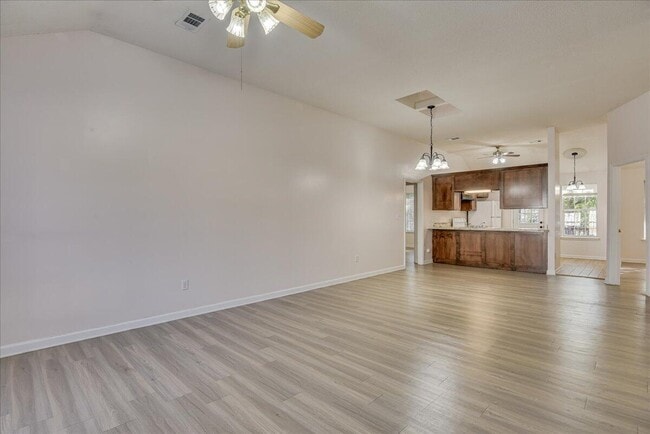 Building Photo - 146 Spring Oak Ln