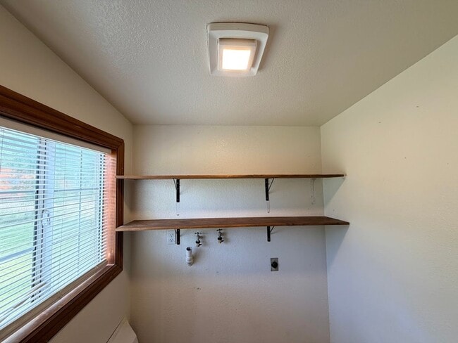 Building Photo - Well maintained home in convenient location w/seasonal landscaping incl.
