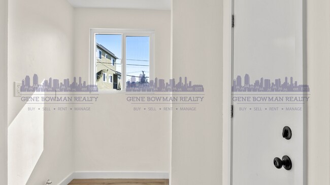 Building Photo - Newly Renovated, Beautiful 2-Bed/1Bath Sta...