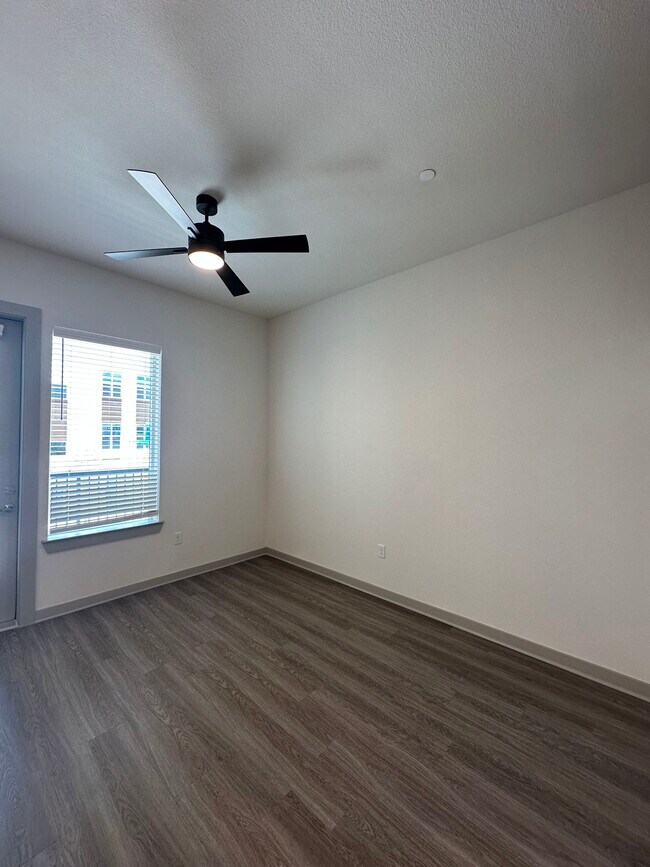 Building Photo - 5885 Calmont Ave