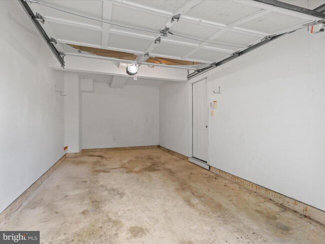 Building Photo - 7700 Shadowcreek Terrace