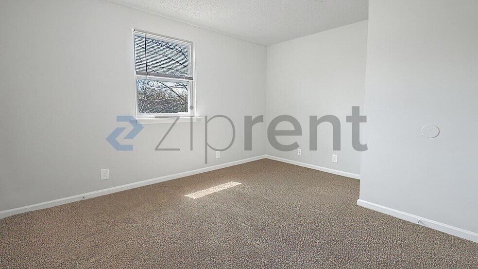 Building Photo - Unit APT E