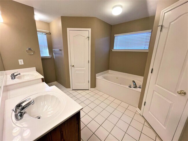 Building Photo - 11652 Belle Manor Dr