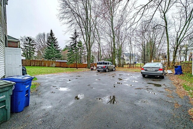 Building Photo - Charming 1–2 Bedroom Apartment – Heated Floors & In-Unit Laundry | Westbrook