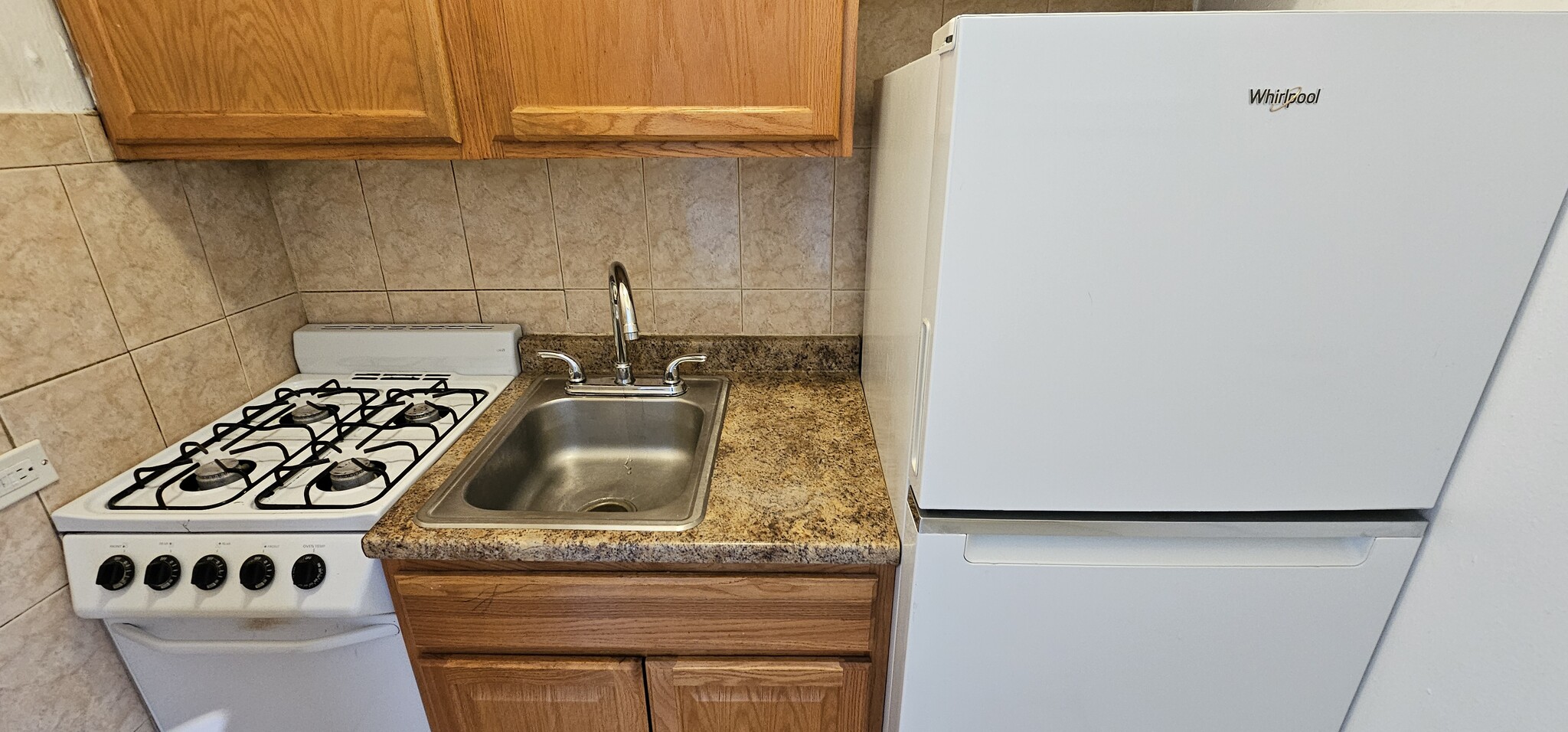 Building Photo - 429 W Wellington Ave