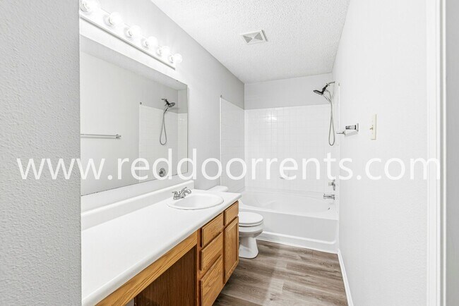 Building Photo - Modern Living in Greenfield