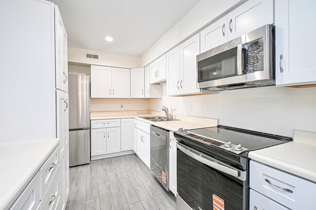 Building Photo - 3021 Stratford Ct