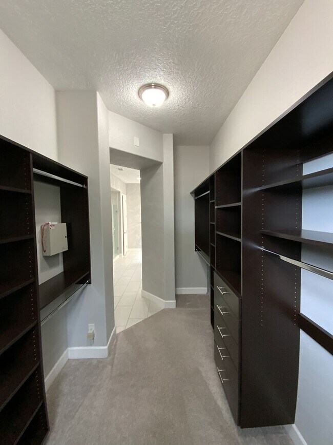 Building Photo - 3 Bedroom & An Office Luxury Home Availabl...