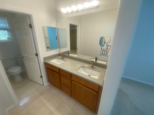 Building Photo - Beautiful & Spacious 3 Bedroom, 2.5 Bathroom Hayward Home – Prime Residential Location W Laundry,...