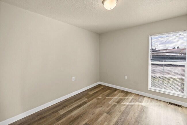 Building Photo - 404 Sunny Ln