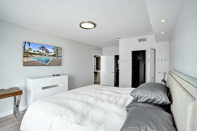 Building Photo - 2821 N Ocean Blvd