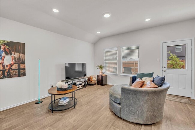 Building Photo - 185 Sandringham Lp
