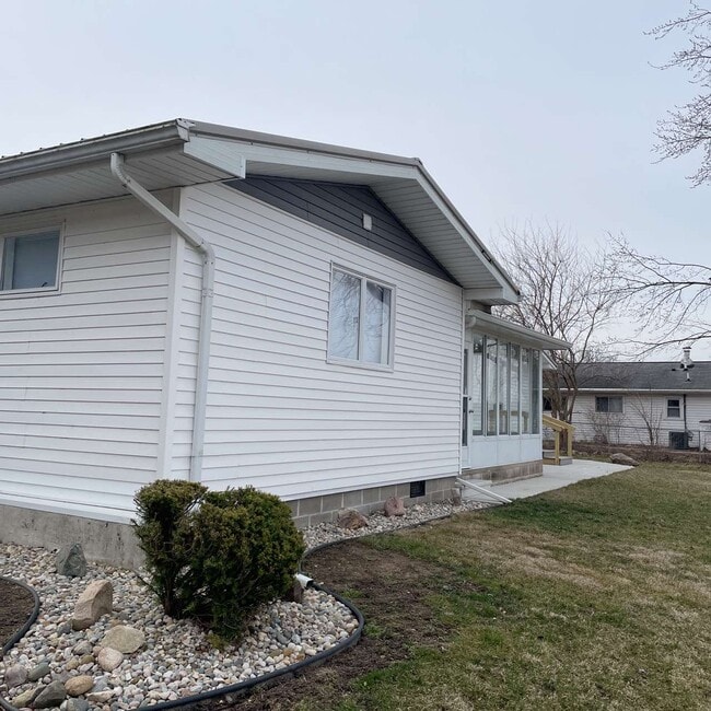 Building Photo - 2224 Oakwood Dr