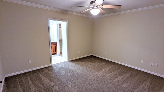 Building Photo - 2/2 Home with Office/Bath/Closet
