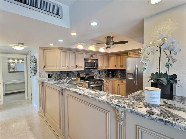 Building Photo - 2030 S Ocean Dr