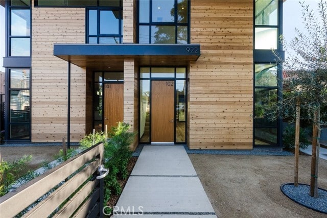 Building Photo - 922 W Clark Ave