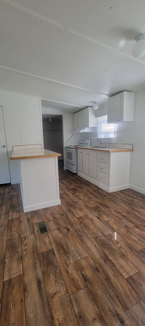 Building Photo - Ready to Move in