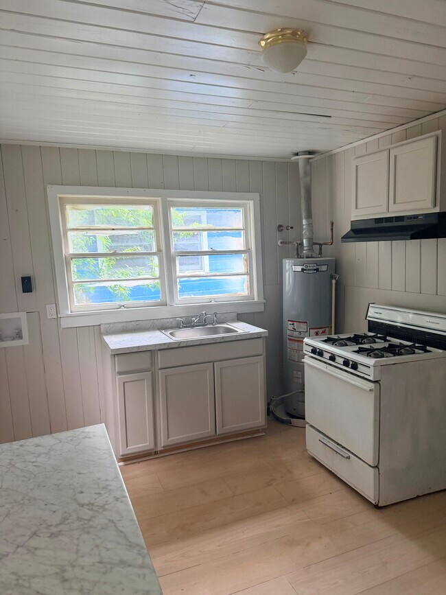 Building Photo - 466 Bayshore Duplex Unit A