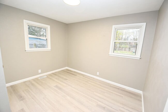 Building Photo - Inground swimming pool, 3 bedroom 1.5 bath home in South Bend IN