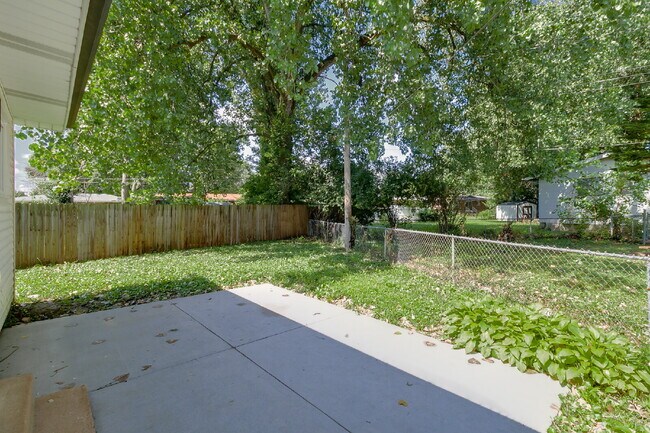 Building Photo - "Charming 4-Bed, 2-Bath Florissant Home wi...
