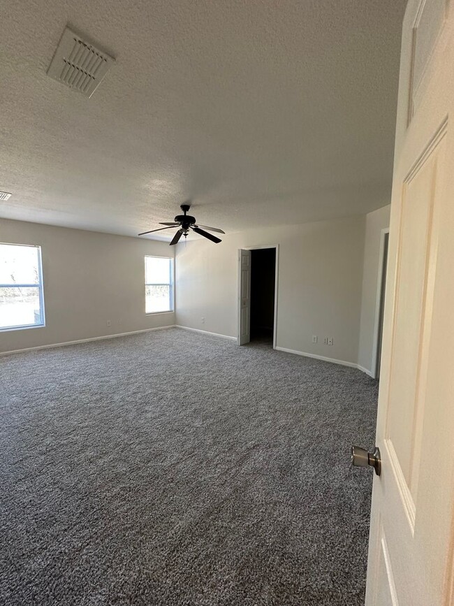 Building Photo - Marion Oaks Unit 10 4 Bedrooms 2 Baths