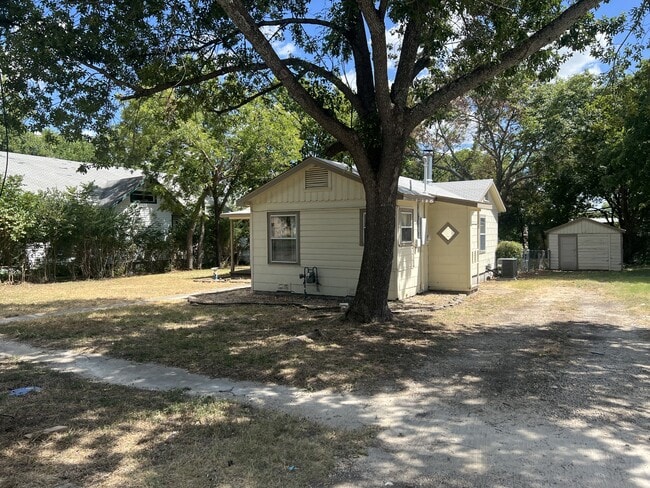 Building Photo - 920 E Walnut St
