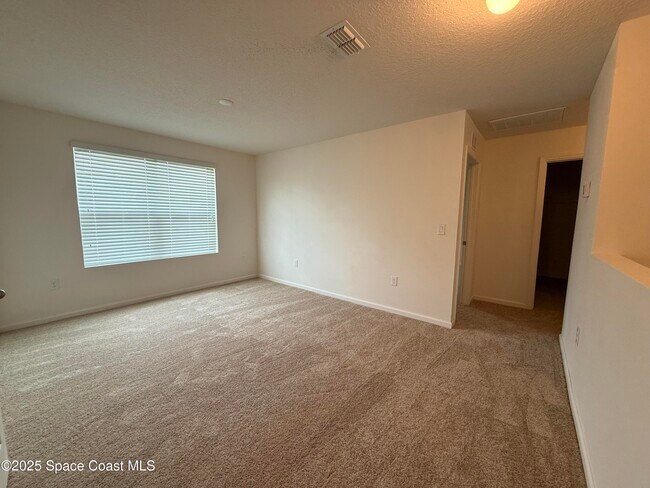 Building Photo - 137 Sutherland Dr SW