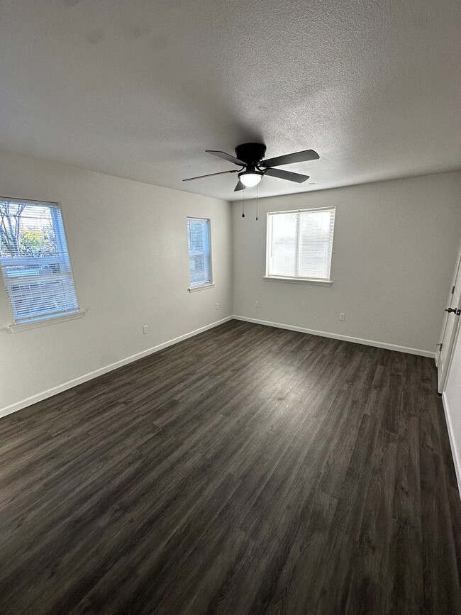 Building Photo - Spacious newer build! Close to downtown am...