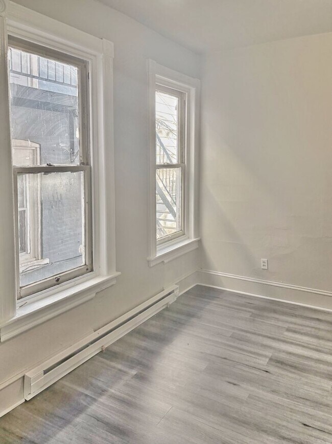 Building Photo - 422 W Allen St