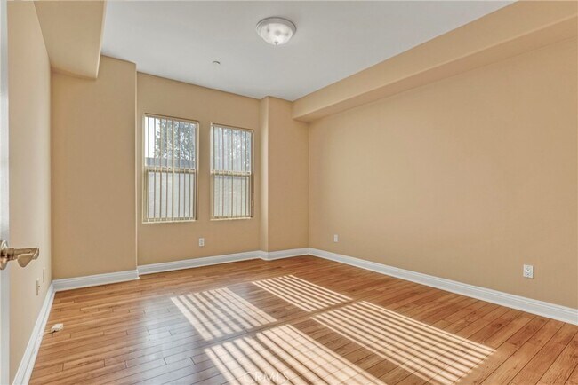 Building Photo - 12916 Moorpark St