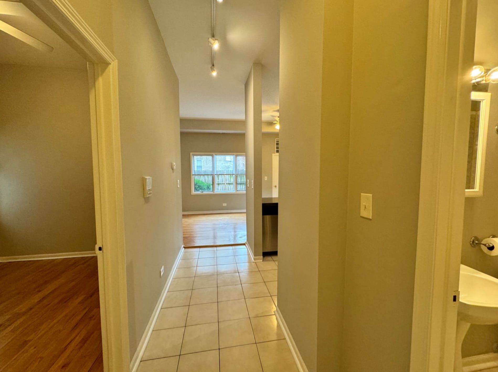 Building Photo - 4955 N Damen Ave