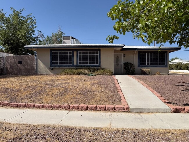 Building Photo - 3 Bedroom 2 Bathroom House on Corner Lot with 2 Car Garage Locate din Irwin Estates