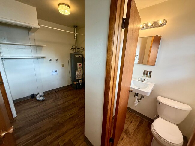 Building Photo - $1,000 off first months rent! Quick Move In! 3 bedroom, 1.5 Bath Home with attached garage in Lov...