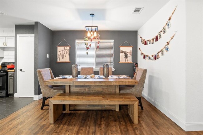 Building Photo - 705 Russet Valley Dr