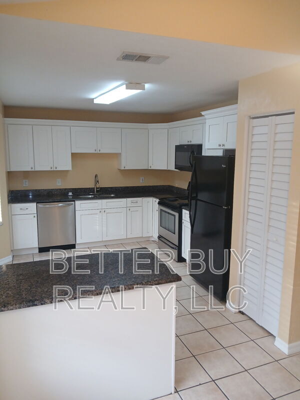 Building Photo - 66 Lindsay Dr