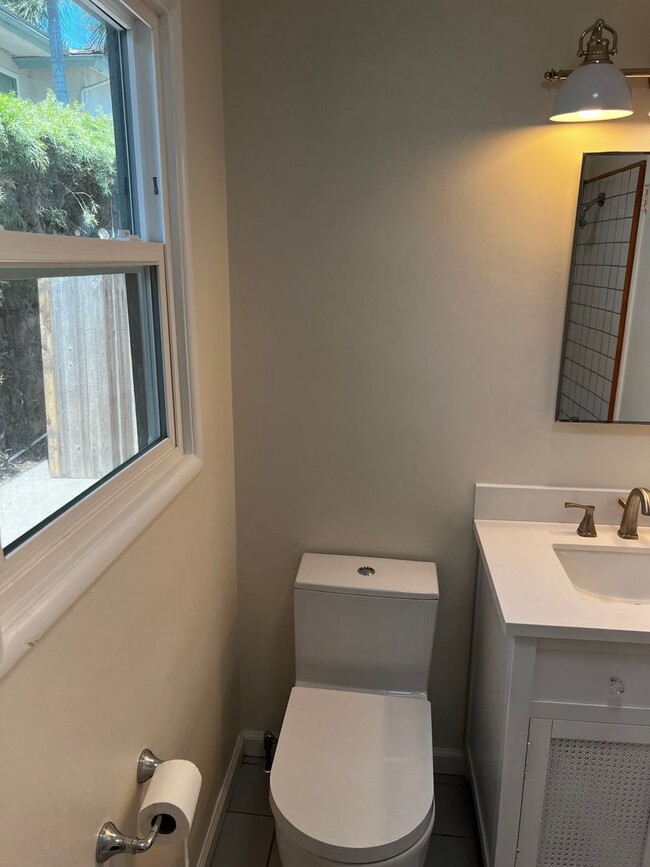 Building Photo - 2 Bedroom 1 Bath Completely Remodeled Apar...