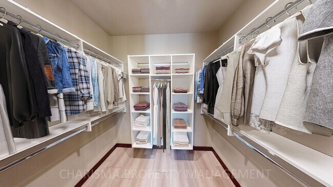 Building Photo - WALK IN AND AMENITY FILLED THREE BEDROOM TOWNHOME!