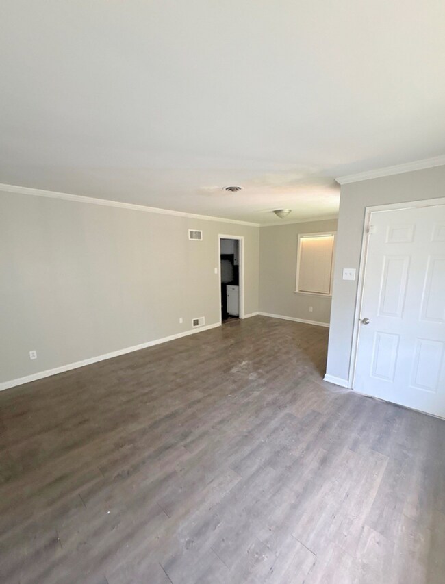 Building Photo - Newly Renovated Home in Oakhaven