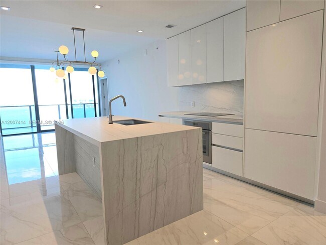 Building Photo - 700 NE 24th St