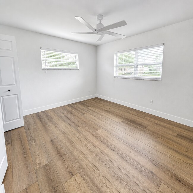 Building Photo - Updated 2/2/1 Home in Northeast St. Petersburg!