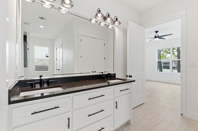 Building Photo - 3515 Country Club Blvd