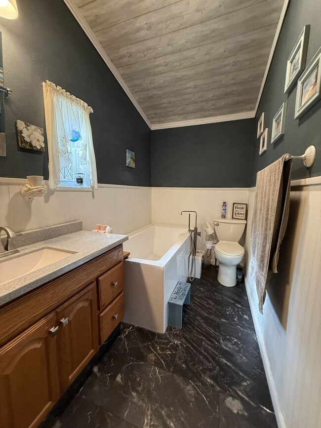 Building Photo - Rare Seasonal Frankfort Find-Fully Furnished!