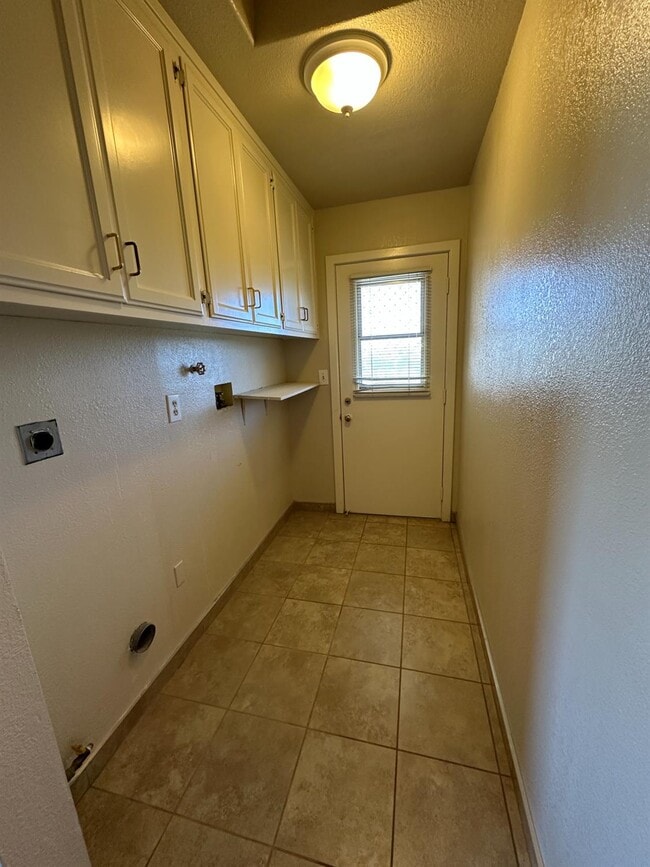 Building Photo - 3083 E Rose Ave