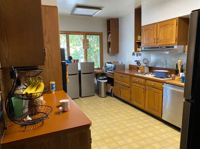 Building Photo - 622 W Healey St