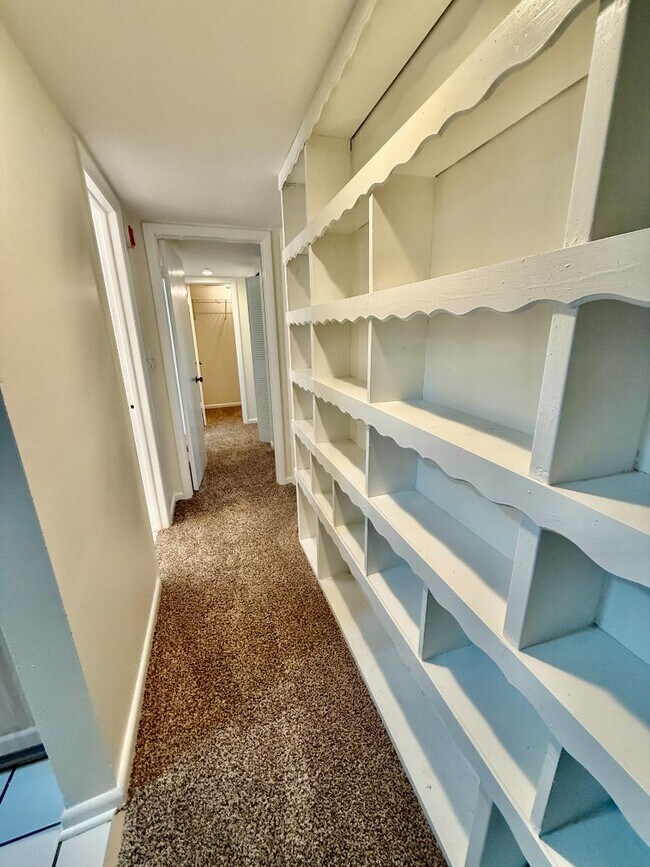 Building Photo - 775 N Village Dr