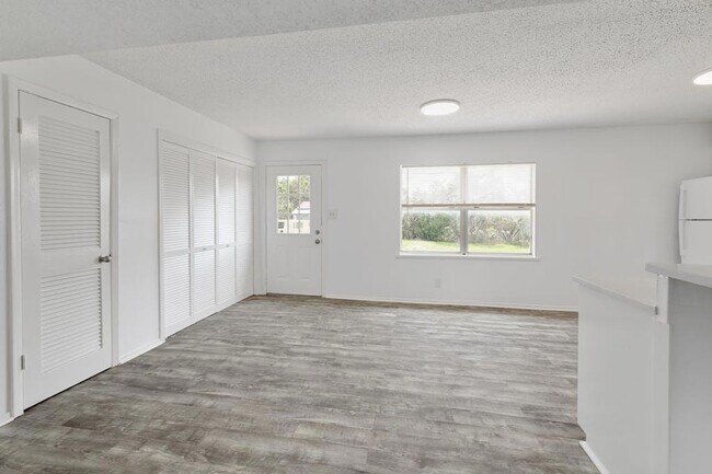 Building Photo - 5211 Thunderbird St