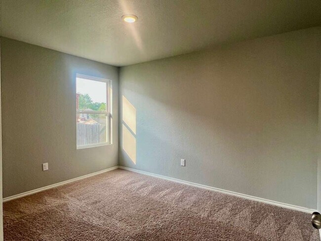 Building Photo - Charming 3-Bed Retreat with Open Living & Private Primary Suite in San Antonio
